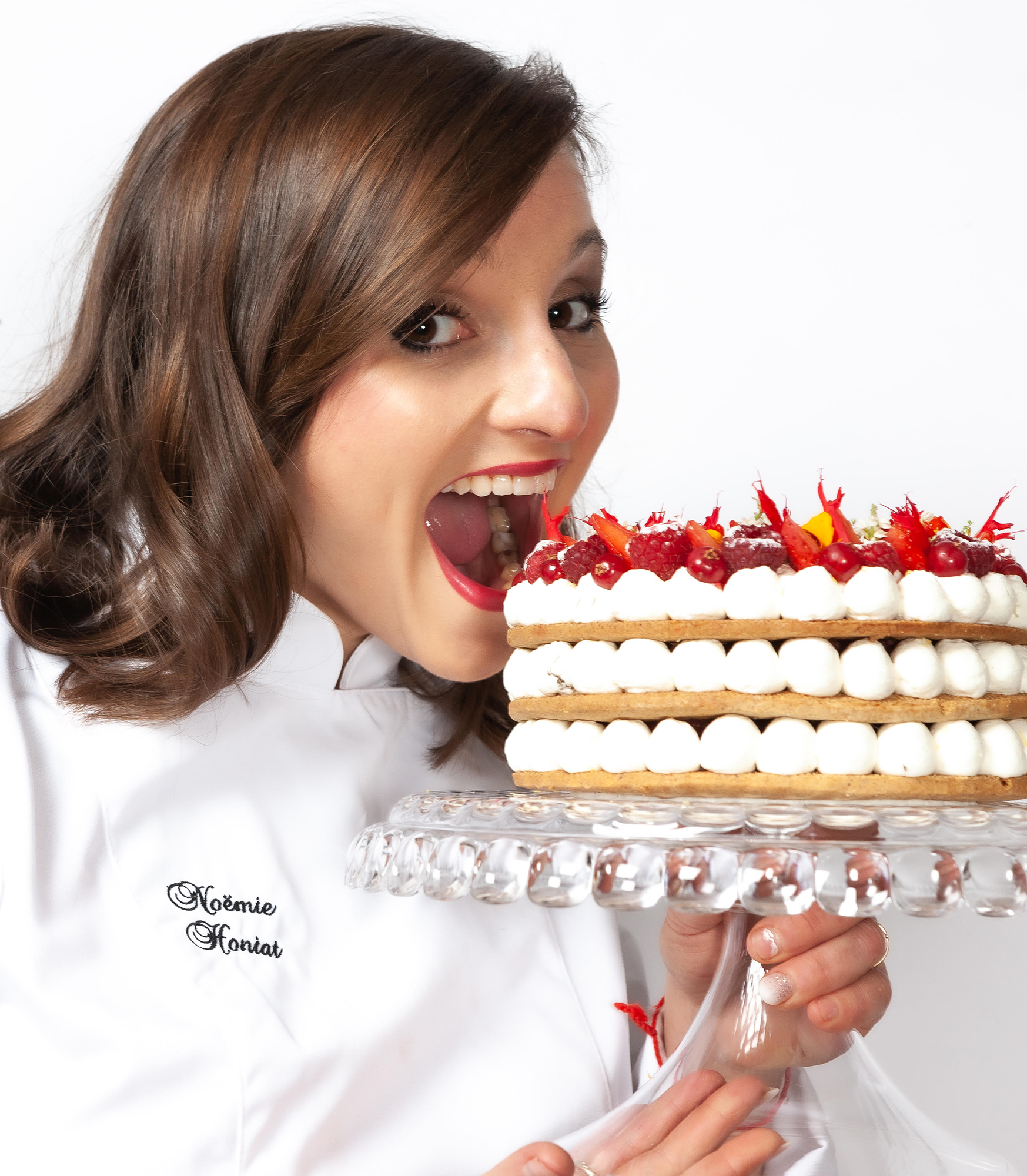 Chef holding plate Noëmie Honiat